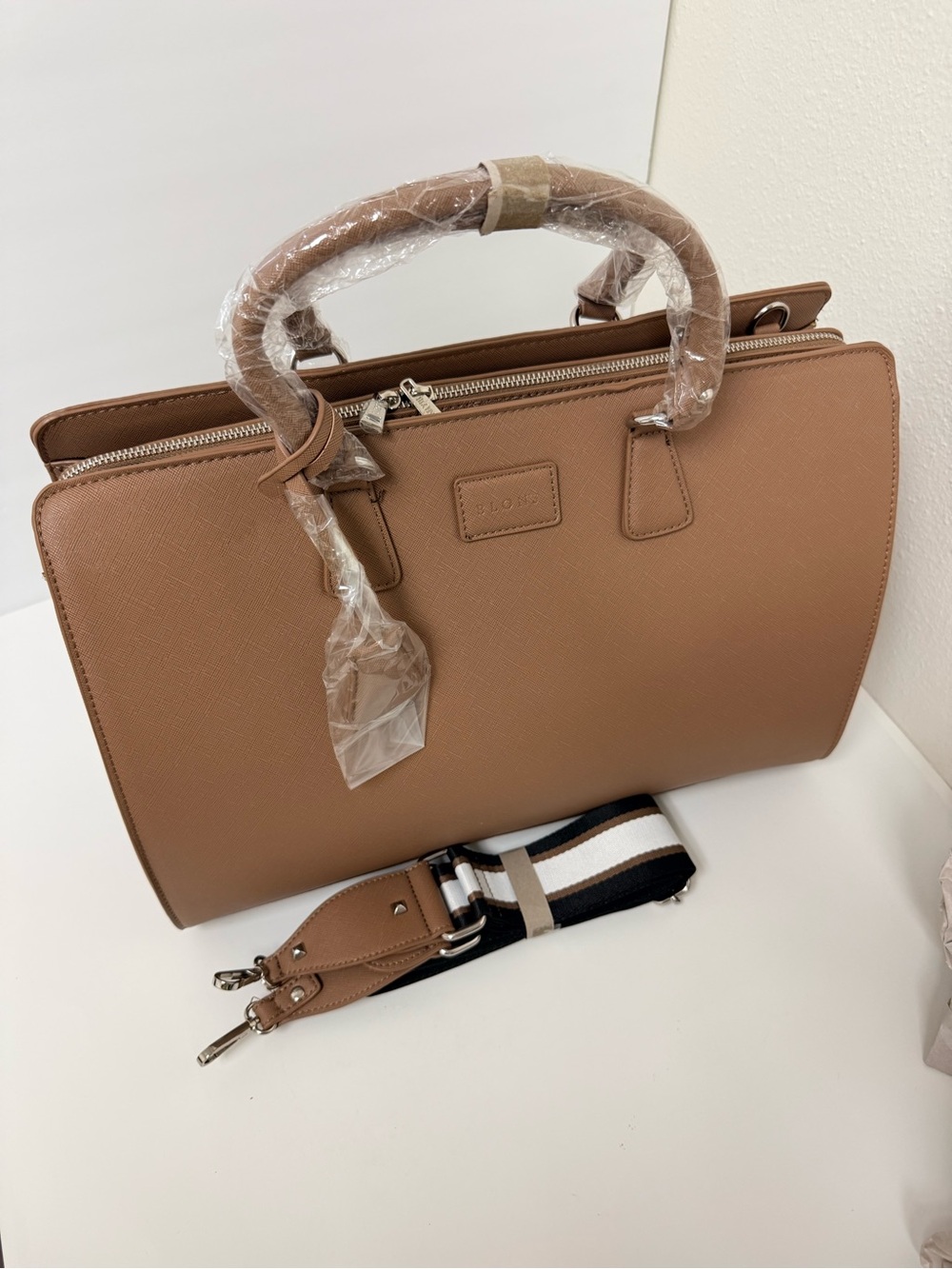 New Large Laptop Tan leather handbag for work with 3 large compartments - Picture 9 of 9